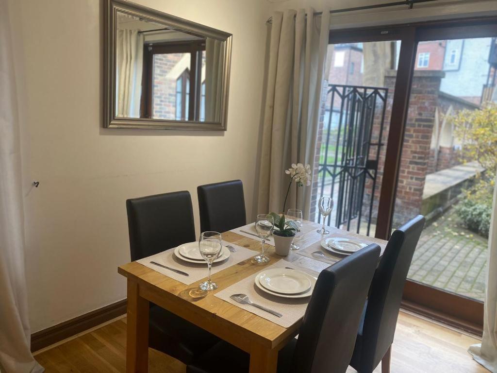 Alexander Apartments Newcastle City Room photo